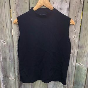 Structured sleeveless top 💼